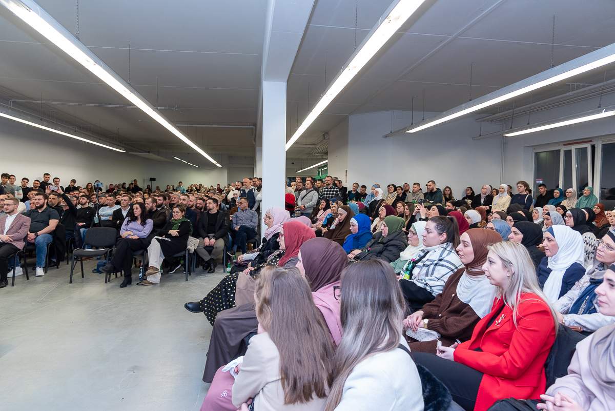 hfz_ammar_basic (1 von 1)-15.jpg - Hafiz Ba&scaron;ić na tribini u Kulturnom centru Bo&scaron;njaka u Gracu